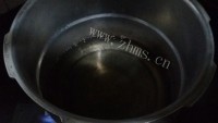 香甜红枣枸杞玉米渣粥做法图解2)