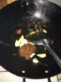 色泽鲜亮的铁锅炖鱼做法图解7)