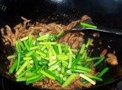 美味的肉丝蒜苗做法图解6)
