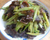 口感极佳的黑木耳炒芹菜