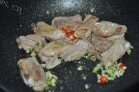 好吃的蒜香椒盐鸡块做法图解8)