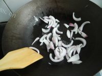 鲜香美味豆苗鱿鱼煲仔饭做法图解12)