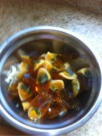 美味的凉拌皮蛋做法图解2)