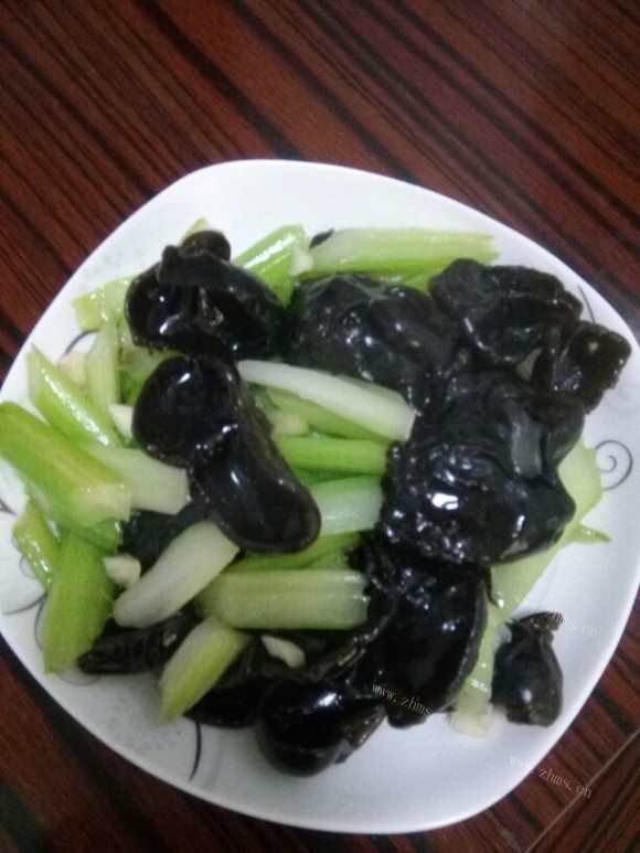 营养丰富的西芹炒木耳