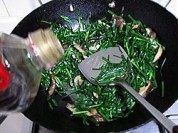 美味的韭菜炒香菇做法图解5)