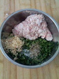 自己做的肉三鲜水饺做法图解4)