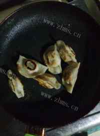 美味的韭菜猪肉煎饺做法图解5)