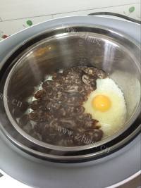 美味的电饭锅版煲仔饭做法图解3)