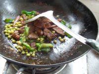 鲜嫩多汁的豌豆炒牛肉做法图解9)