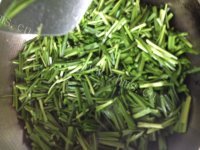 美味的韭菜炒虾皮做法图解3)