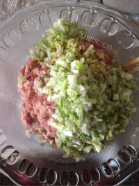 自制酸菜馅水饺做法图解1)