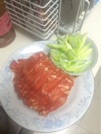 诱人的葱爆羊肉做法图解1)
