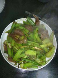 家常菜腊肠炒芹菜