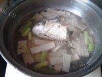 味道不错的鱼头豆腐汤做法图解7)