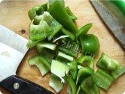 家常菜豆豉香辣鸡丁做法图解2)