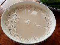 色泽光亮的核桃豆浆