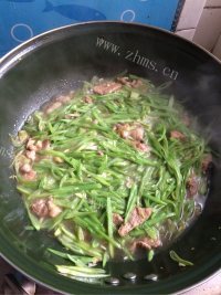 家常菜芸豆丝炒肉做法图解3)