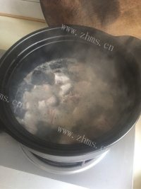 枸杞叶排骨汤做法图解4)