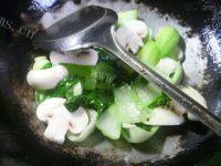 家常菜蘑菇炒青菜做法图解5)