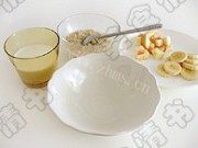 美味的水果燕麦牛奶