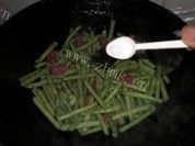 美味的豇豆炒香肠做法图解3)