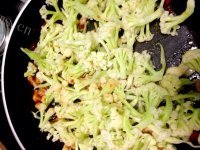 家常菜五花肉炒花菜做法图解5)