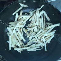 家常茄子炒芹菜做法图解4)