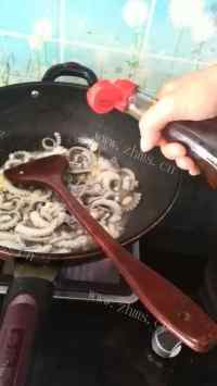 好吃的八爪鱼萝卜煲做法图解7)