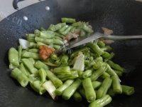 家常菜四季豆炒土豆做法图解5)