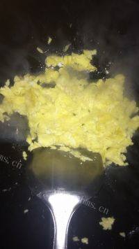 自己做的火腿鸡蛋炒饭做法图解4)