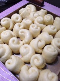 美味的牛奶面包卷做法图解7)