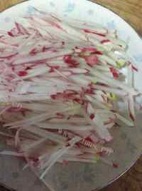 家常菜糖醋萝卜丝做法图解2)