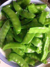 美味的蒜蓉荷兰豆做法图解3)