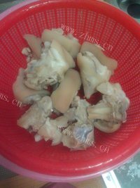 好吃不腻的黄豆焖猪蹄做法图解4)