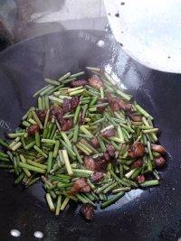 味道不错的蒜苔炒肉做法图解6)