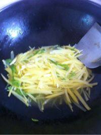 家常菜青椒炒土豆丝