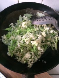 香喷喷的清炒菜花做法图解2)