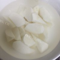 香喷喷的山药排骨汤做法图解2)