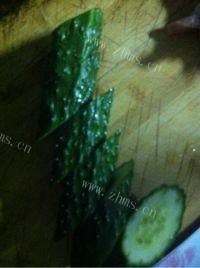 美味的黄瓜片炒肉做法图解2)