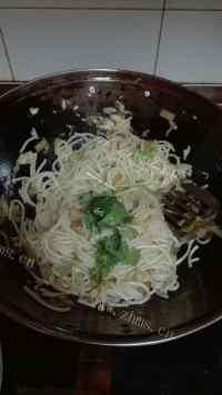 美味的酸菜炒粉做法图解7)