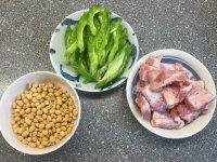 食欲满满的苦瓜黄豆排骨汤做法图解1)
