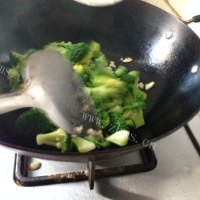 家常菜蒜炒西兰花做法图解5)