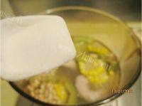 家常菜猪骨黄豆苦瓜汤