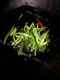 口味极佳的青椒炒猪耳做法图解3)