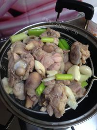 鲜香口蘑烧鸡做法图解6)