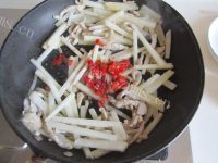 美味的泡椒凉薯炒肉丝做法图解6)