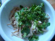 家常菜香菜拌豆腐皮做法图解3)