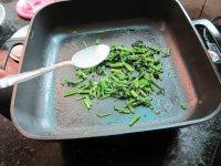 家常菜香芹炒蛋做法图解5)