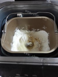 自制香肠面包做法图解4)