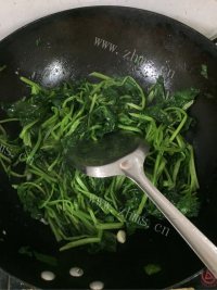 蒜蓉炒菠菜做法图解6)
